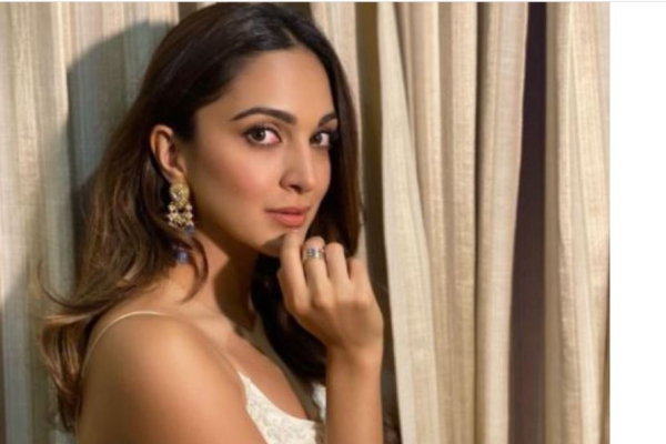 என்னோடு நின்று கொல்லடி விலகி செல்ல வேண்டுமோ? - கியாரஅத்வானியின் அழகிய புகைப்படங்கள் | Beautiful Photos Of Kiara Advani