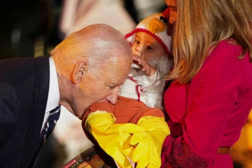 குழந்தையின் காலை கடித்த ஜோ பைடன்! ஹாலோவீன் கொண்டாட்டத்தில் நடந்த எதிர்பாராத சம்பவம்