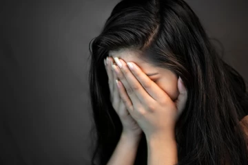 இங்கிலாந்தில் சிறுவர்களை நிர்வாணப்படுத்தி சோதனைக்குட்படுத்திய சம்பவம் அடங்குவதற்குள் இளம்பெண்ணுக்கு நேர்ந்த பயங்கர அனுபவம்