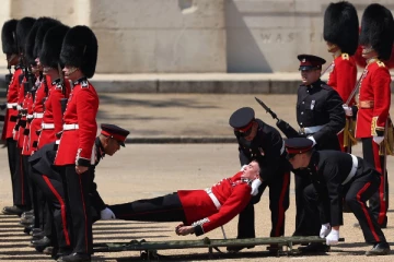 லண்டன் வெயில் தாங்காமல் வில்லியம் முன் பொத்துப்பொத்தென மயங்கி விழுந்த வீரர்கள்