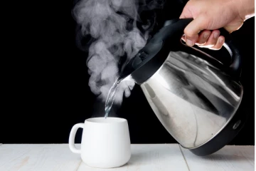 அடிக்கடி வெந்நீர் குடிப்பதால் இந்த உடல் உறுப்புகள் பாதிக்கப்படுமா? கட்டாயம் தெரிந்து கொள்ளுங்கள்