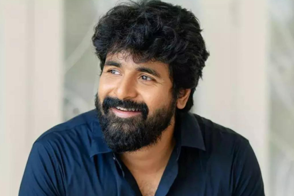 இந்த புகைப்படத்தில் இருக்கும் முன்னணி ஹீரோ யார் தெரியுமா? அட, இவரா | Actor Sivakarthikeyan Childhood Photo