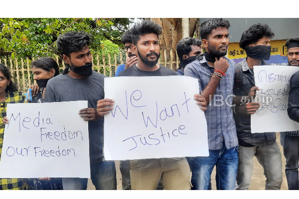 வாயில் கறுப்புத்துணிகளைக் கட்டி போராட்டத்தில் ஈடுபட்ட யாழ். பல்கலைக்கழக மாணவர்கள் | Journalist Attacked In Sri Lanka