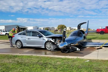 காருடன் நேருக்கு நேர் மோதிய விமானம் - அதிர வைக்கும் வீடியோ காட்சி!