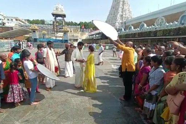 திருமணத்திற்கு பின் சர்ச்சையில் சிக்கிய நயன்தாரா - கோவிலில் இப்படியா செய்யணும்! | Nayantharas Wearing Shoe In Tirupati Kovil