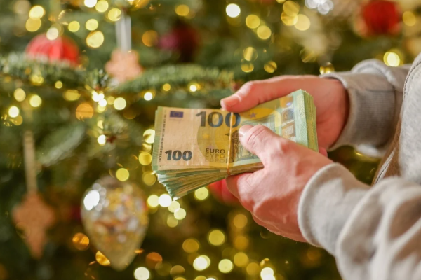 இரண்டு மில்லியன் குடும்பங்களுக்கு கிறிஸ்துமஸ் போனஸ் வழங்கும் நாடு | France Gives Christmas Bonus For 2 Million Family