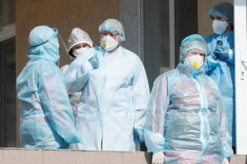 உக்ரைனில் போருக்கு மத்தியில் மக்களை பாடாய் படுத்தும் கொரோனா