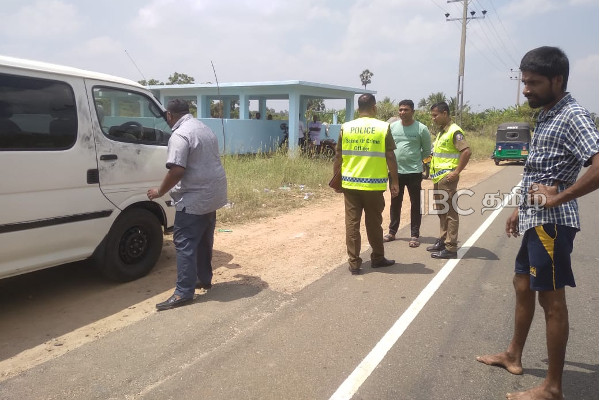 மயானத்திற்கு அருகில் அநாதரவாக விடப்பட்டிருந்த வாகனம் - விசாரணையில் வெளியான தகவல்! | Jaffna Van Hijacking Police Investigation Meesalai