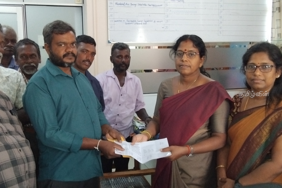 கிளிநொச்சியில் மாவட்ட அரச அதிபருக்கு மனு சமர்ப்பித்த விவசாயிகள் | Farmers Submitted A Memorandum