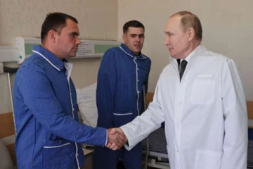 காயமடைந்த ரஷ்ய வீரர்களை முதல்முறையாக நேரில் பார்வையிட்ட புடின்! வைரலாகும் வீடியோ