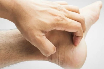 இடது பாதம் அரிக்குதா? நீங்கள் எதிர்பாராத ஒன்று காத்திருக்கிறது