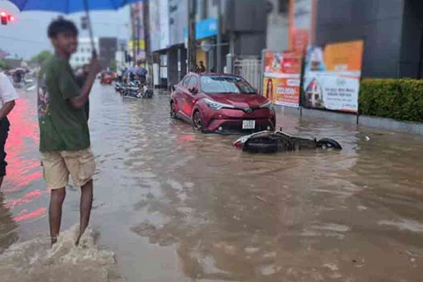 வெள்ளத்தில் மூழ்கிய காலி நகரின் பல வீதிகள் | Several Streets In Galle Submerged In Water