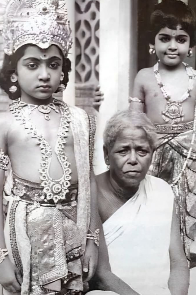 இந்த புகைப்படத்தில் இரண்டு டாப் நடிகர்கள் உள்ளனர்.. யார் என்று தெரிகிறதா | Suriya Karthi Childhood Photo