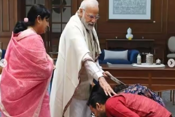 OYO ஓனருக்கு திருமணம் - பிரதமர் மோடியை சந்தித்து காலில் விழுந்து ஆசி! | Oyo Founder Ritesh Agarwal Met Modi Invite Wedding