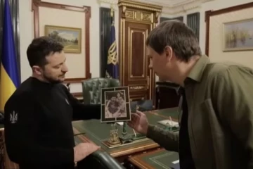 යුක්රේන ජනපති හොර රහසේ දිවිගෙවෙන ස්ථානය ගැන පළමුවරට හෙළිකරයි.(PHOTOS)