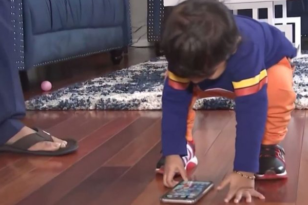 நடக்கவே தெரியாத ஒன்றரை வயசு குழந்தை ஆன்லைனில் ரூ.1.4 லட்சத்திற்கு ஆர்டர் செய்த பொருள் என்ன தெரியுமா? | Baby Accidentally Orders Furniture Worth Rs 1 4 L