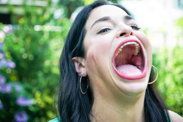 வாயை வைத்து கின்னஸ் சாதனைப் படைத்த இளம் பெண்! | Young Woman Who Holds Guinness World Record Mouth