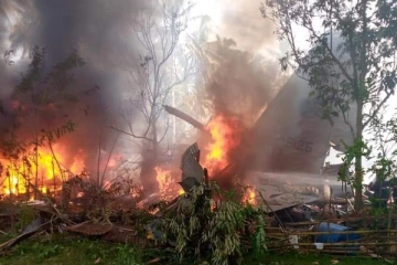 92 பேருடன் பயணித்த விமானம் தரையில் மோதி தீப்பற்றி எரிந்து நாசம்! நடுங்க வைக்கும் வீடியோ