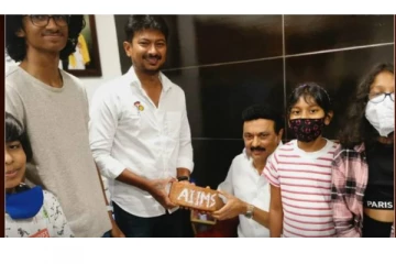 வெற்றி பெற்ற பின் ஸ்டாலினை சந்தித்து செங்கலைக் கொடுத்த உதயநிதி! எதற்காக தெரியுமா? வைரலாகும் புகைப்படம்