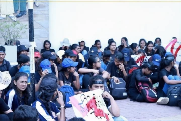 අධ්‍යාපන අමාත්‍යාංශය ඉදිරිපිට වික්‍රමාරච්චි සිසුන්ගේ දැවැන්ත විරෝධයක්