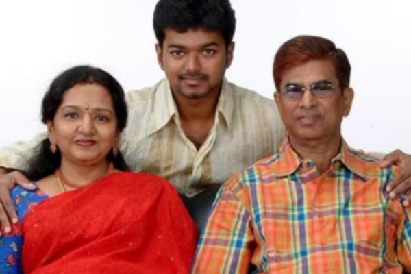 பழசை மறந்து பெற்றோரிடம் ஒன்று சேர்ந்த விஜய்!.. இதற்கு முக்கிய காரணம் என்ன தெரியுமா? | Vijay Take Photo With His Mother