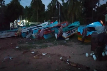 மட்டக்களப்பு கடலில் ஏற்பட்ட ராட்சத அலைகள் - வீதிக்கு இழுத்துச் செல்லப்பட்ட படகுகள்!