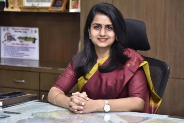 16 வயதில் கேட்கும் திறனை இழந்தவர்., 4 மாத முயற்சியில் UPSC தேர்வில் சாதனை: யார் இந்த செளமியா ஷர்மா?