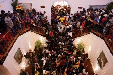 ஜனாதிபதியின் இல்லத்தில் பணத்தை எண்ணிய இளைஞன் அதிரடி கைது!