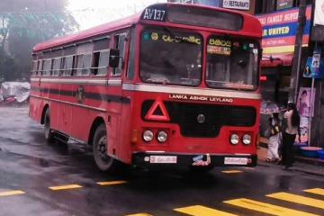 அநாதரவாக நகர மத்தியில் நின்ற இ.போ.ச. பேருந்து; காரணம் இதுதான்