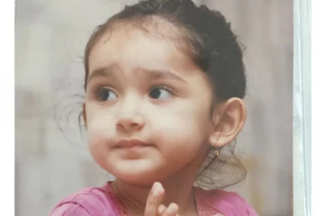 சிறு வயதில் மிகவும் அழகாக உள்ளாரே .. இந்த பிரபல நடிகை யார் தெரிகிறதா?