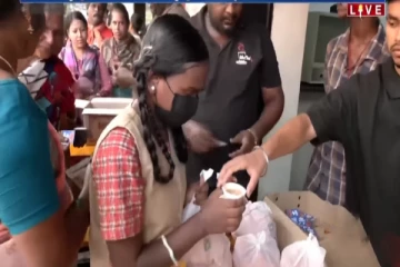 ஆடி ஆஃபரில் தக்காளி - ஒரு டீ'க்கு 1 கிலோ இலவசம்..!