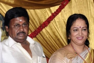 தூரத்திலிருந்து காதலிக்கிறேன்.. அந்த எண்ணம் இல்லை!! முன்னாள் கணவர் குறித்து நடிகை நளினி