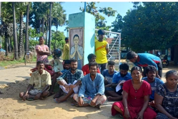 பாடசாலை அதிபரை இடமாற்றம் செய்ய வேண்டாம் : ஆர்ப்பாட்டத்தில் ஈடுபட்ட  பெற்றோர்கள்(Photos)