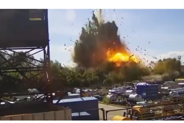 உக்ரைனில் ரஷ்யா நடத்திய ஏவுகனை தாக்குதல் - நெஞ்சை பதற வைக்கும் அதிர்ச்சி வீடியோ