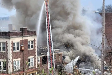 තිදෙනෙකුට දිවි අහිමි කරමින් නව දෙනෙකු අතුරුදන් කල චොකලට් කම්හලේ පිපිරීම කැමරාවක සටහන් වෙයි - (CCTV VIDEO)