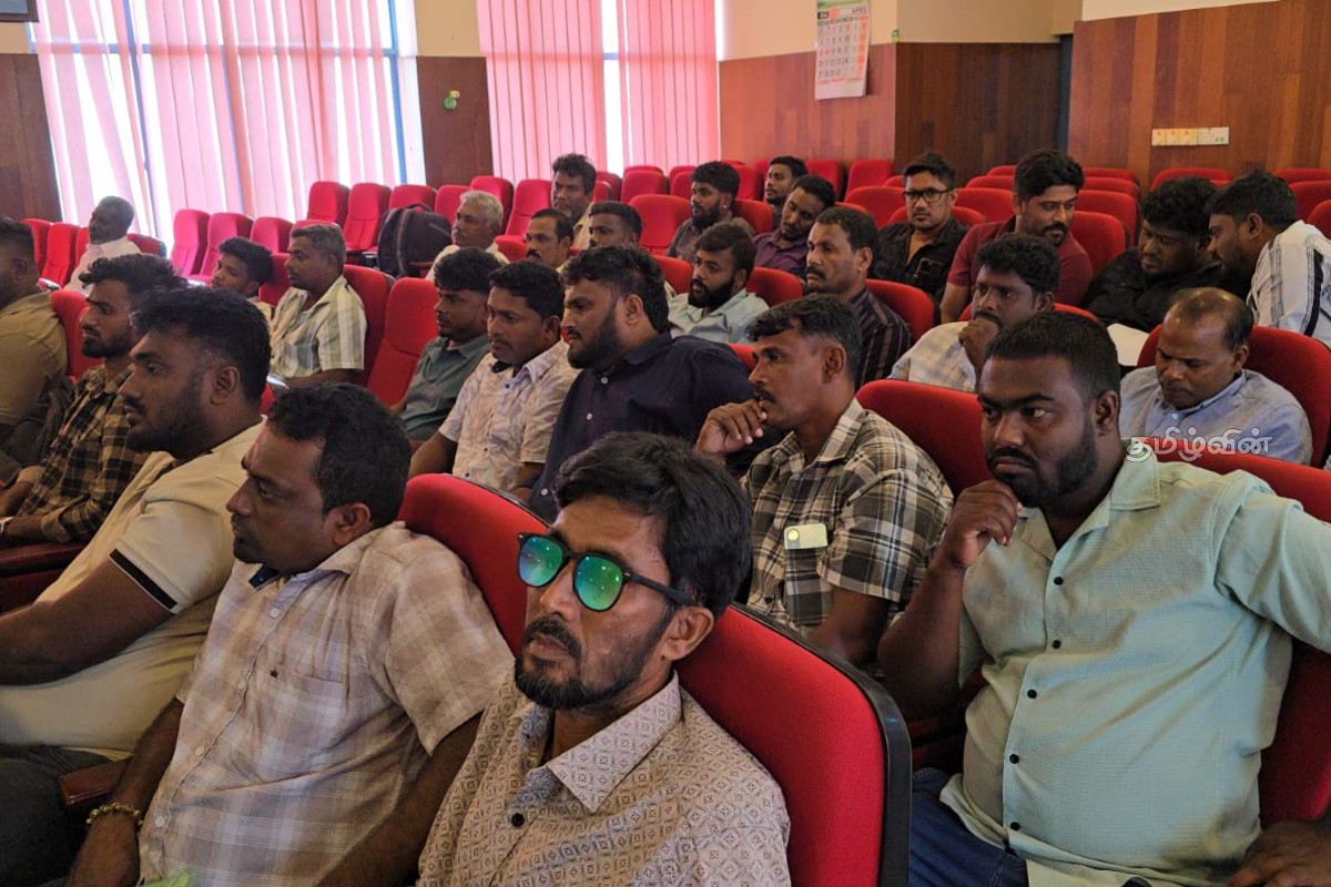 மன்னாரில் மணல் விலை நிர்ணயம் கூட்டத்தில் இருந்து வெளியேறிய தவிசாளர்கள் - விலை முடிவுகள் இழுபறி | Protesters Walk Out Of Sand Meeting In Mannar