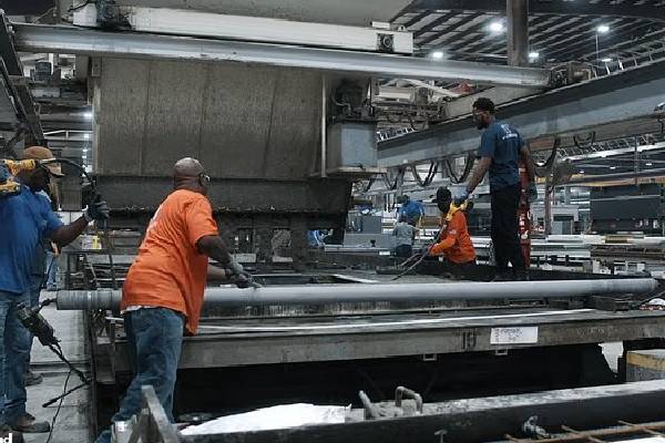 கிறிஸ்துமஸை முன்னிட்டு ஊழியர்களுக்கு 240 மில்லியன் டொலர் போனஸாக அளித்த நிறுவனம் | Louisiana Factory Christmas Bonuses