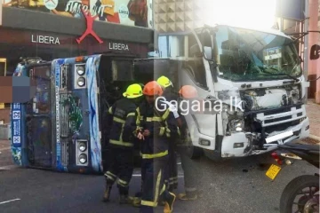 බස් ලොරි ගැටුමකින් බස් රථයක් පෙරළී යයි..07ක් රෝහල් ගත කෙරේ(PHOTOS)..