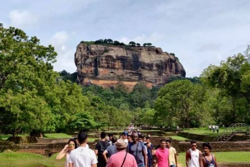 இலங்கையை நோக்கி தொடர்ந்து படையெடுக்கும் சுற்றுலாப் பயணிகள்!