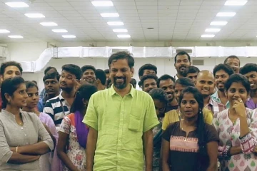 நடுத்தர குடும்பத்தில் பிறந்து பல கோடிகளுக்கு அதிபதியான தமிழர்