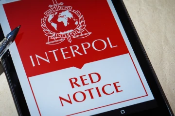 இலங்கையர்கள் 42 பேருக்கு சிவப்பு பிடியாணை; சர்வதேச பொலிஸாரின் உதவி கோரும் இலங்கை!