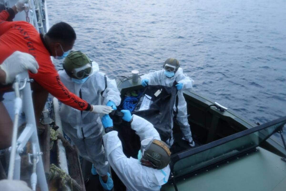 பிலிப்பைன்ஸ் கப்பல் விபத்தில் பெரும் சோகம்: 35 பேர் பலி | Death Toll From Passenger Ship Fire Philippines