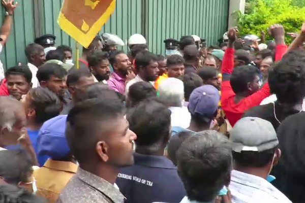 இராஜாங்க அமைச்சரின் வீட்டிற்கு முன்பாக போராட்டம்: உருவ பொம்மைகள் எரிப்பு: பதற்றமான சூழ்நிலை | Protest In Front Of Foreign Minister S House
