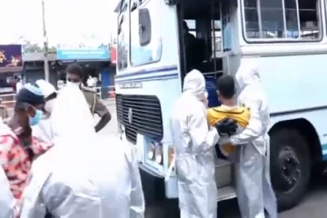முககவசம் அணியாதவர்களை தூக்கிச் சென்ற பொலிஸார்!!