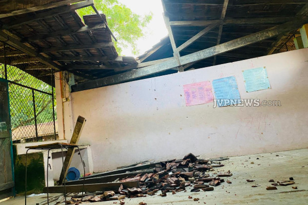 திடீரென இடிந்து விழுந்த 50 வருட பாடசாலை கட்டிடம்; நத்தார் லீவால் தப்பிய 200 மாணவர்கள்! | 50 Year Old Mutur School Building Collapsed