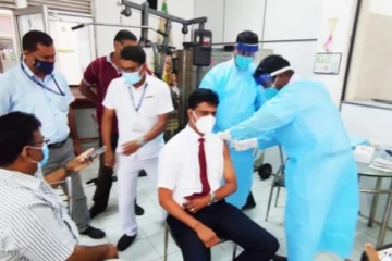 அம்பாறையில் கொரோனா தடுப்பூசி ஏற்றும் நடவடிக்கையை ஆரம்பித்து வைத்த சுகாதார பணிப்பாளர்