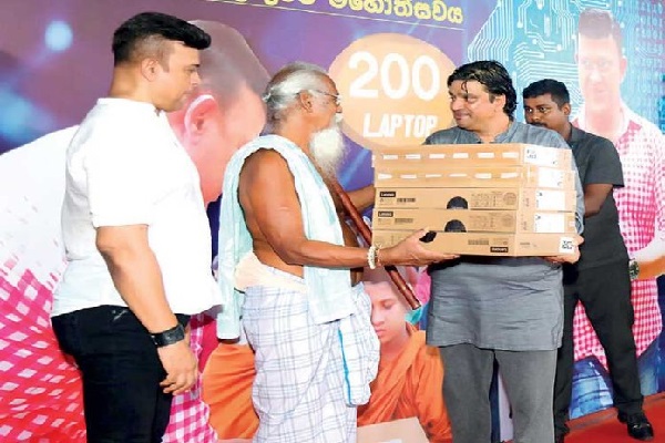 வேடுவ மக்களுக்கு ரஞ்சன் ராமநாயக்காவின் அன்பளிப்பு | Ranjan Vannila Offers Laptops To The Poor