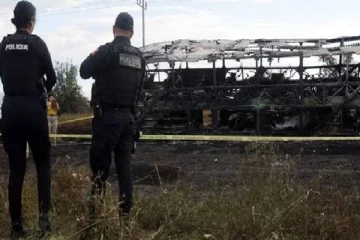 பேருந்து லொறி மோதி பயங்கர விபத்து: பரிதாபமாக உயிரிழந்த 19 பயணிகள்!