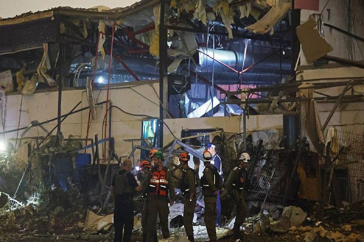 குவைத் முழுவதும் உயர் எச்சரிக்கை நிலை..! பற்றியெரியும் முக்கிய எண்ணெய் சுத்திகரிப்பு ஆலை - சுட்டுவீழ்த்தப்படும் ஏவுகணைகள் | Drone Attack On Major Oil Refinery In Kuwait