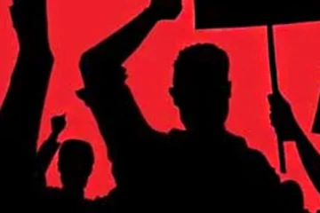 විදුලි බිලට එරෙහි වෙමින් පිරිසක් පාරට බහියි..